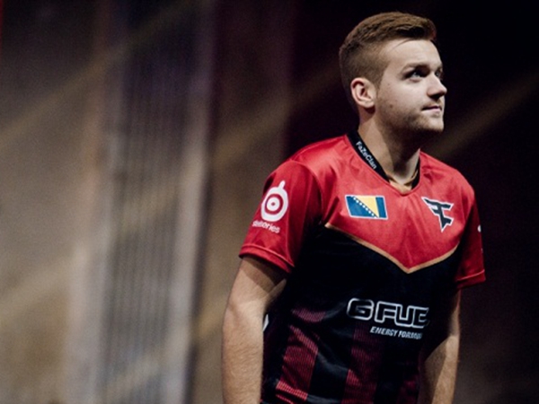 T1 , Top Esports , 和 100 Thieves 在 2025 年全球总决赛瑞士阶段开局强劲